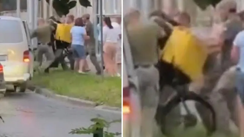 Reclutadores ucranianos meten a la fuerza en un auto a repartidor montado en bicicleta (VIDEO)