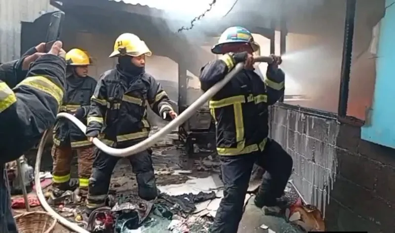Incendio deja 3 cuartos reducidos a cenizas en el barrio 19 de Julio