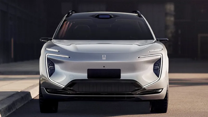 Cuesta 32.260€ y podría llegar a Europa más pronto que tarde con 725 km de autonomía, 3 motores eléctricos y 955 CV