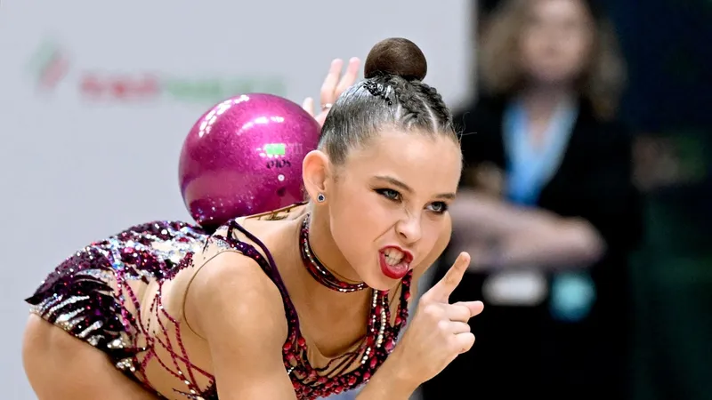 La prohibición de la bandera rusa para las gimnastas en Rumanía es un acto de despecho ante el regreso de Rusia al deporte, señala una experta