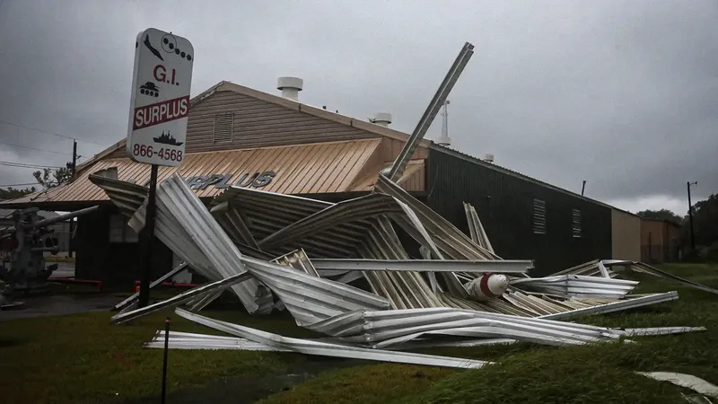 Edouard golpea Texas con fuertes lluvias y deja a miles sin electricidad