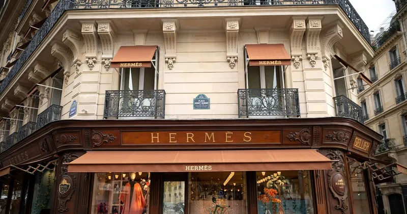 Hermès se desploma y Kering se dispara: la brecha bursátil del lujo alcanza un récord
