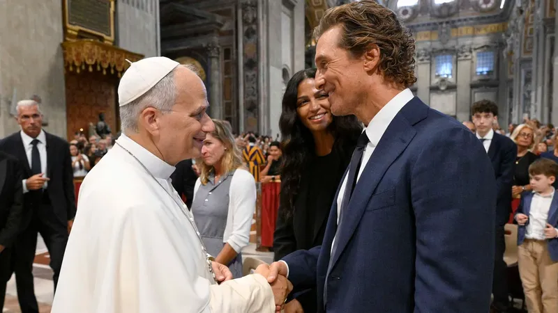 El especial momento en que Matthew McConaughey y Camila Alves saludaron al papa León XIV: '¡Qué honor y qué bendición!'