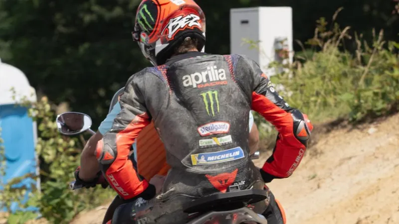Así fue la agresión del líder del Mundial: Bezzecchi, sancionado sin GP de Rep. Checa