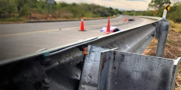 Motorizado muere al estrellarse contra una valla metálica en La Paz Centro, León