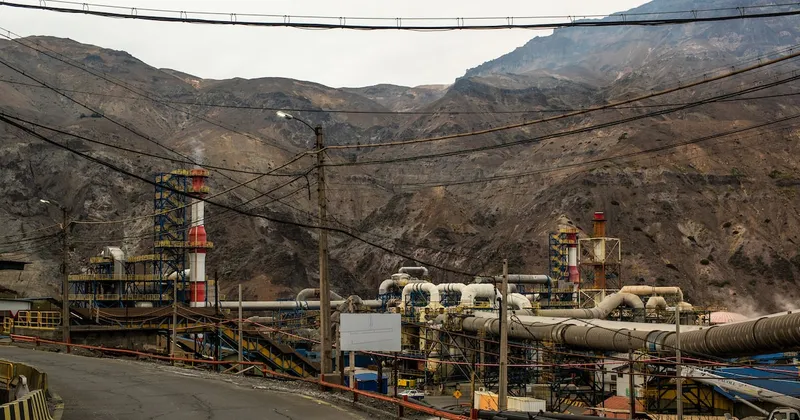 Codelco busca a dos trabajadores desaparecidos tras un deslizamiento en su mayor mina de cobre en Chile