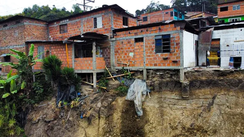Megadeslizamiento amenaza vía clave de Colombia