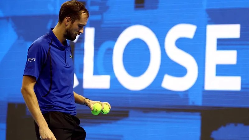 Daniil Medvedev, descalificado por dar un pelotazo a un aficionado