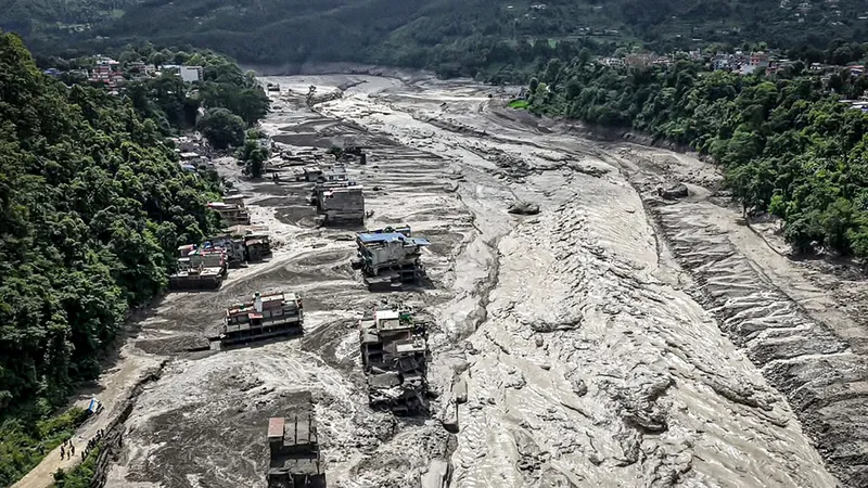 Videos muestran la fuerza de las inundaciones repentinas en la frontera entre Nepal y China
