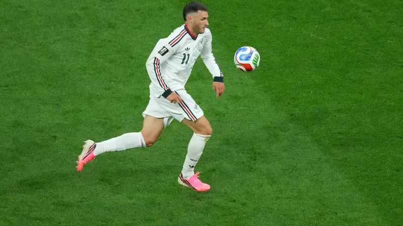 Santiago Giménez con más obstáculos en el Milan al firmar al portugués Gonçalo Ramos