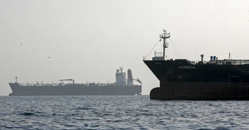 Buques petroleros evitan el mar Rojo tras amenaza hutí y crece el riesgo para el suministro de crudo