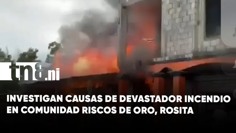 Voraz incendio destruye establecimiento comercial en Riscos de Oro, Rosita
