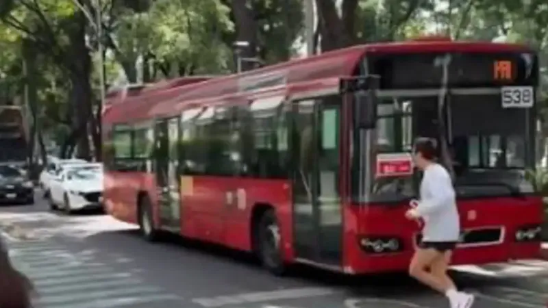 Así fue como Harry Styles inspiró campaña de seguridad del Metrobús CDMX tras viralizarse corriendo por Paseo de la Reforma
