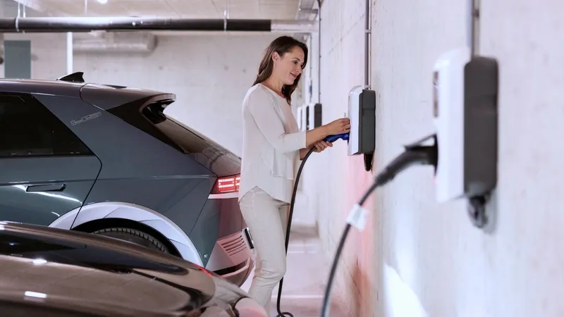 El auge del coche eléctrico está abriendo una nueva guerra en los garajes comunitarios: “Yo no lo voy a usar, ¿por qué tengo que pagar?”