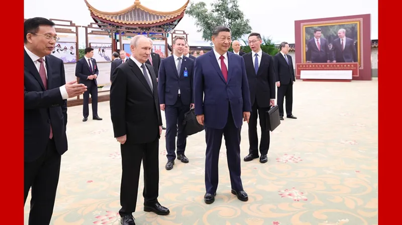 Xi Jinping y Vladímir Putin visitan una exposición fotográfica sobre la amistad entre China y Rusia