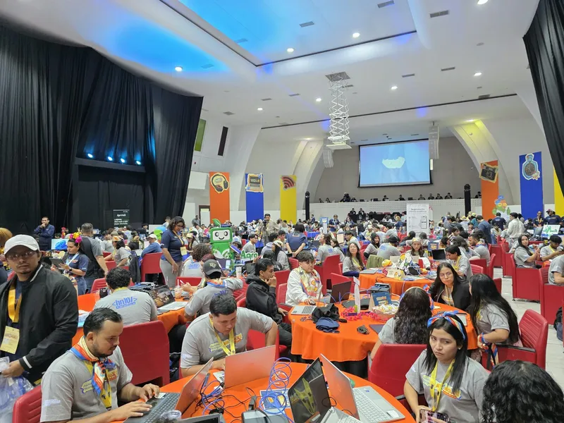 Inicia Hackathon 2026 con 100 equipos y 483 mentes creativas