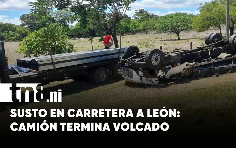 Susto en la carretera nueva a León: camión pierde el control y queda fuera...