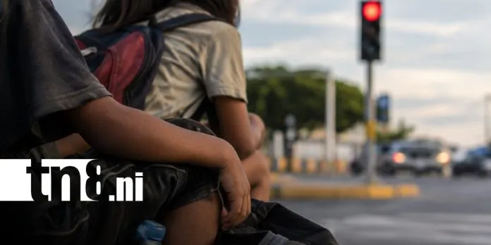 Más de 700 niños y adolescentes reducen su presencia en semáforos y zonas de...