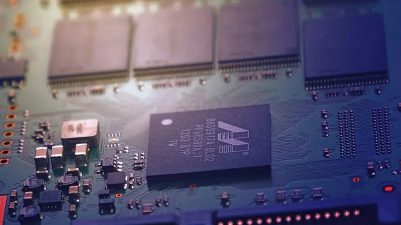 Científicos alemanes desarrollaron una memoria que escribe datos en nanosegundos, funciona con menos de 1 voltio y no necesita electricidad para conservarlos: podría llevar IA a dispositivos sin batería