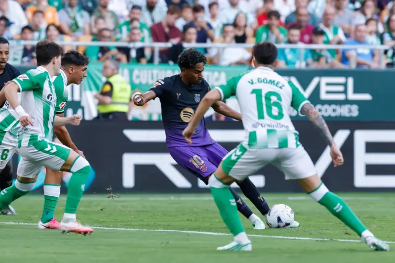 El Barcelona y Lamine Yamal golean a un aguerrido Betis que se quejó del arbitraje