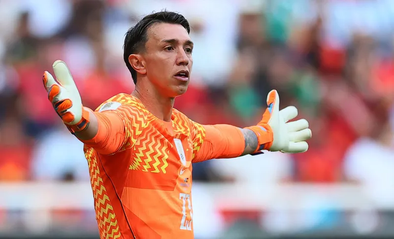 Fernando Muslera se disculpó por su error ante España