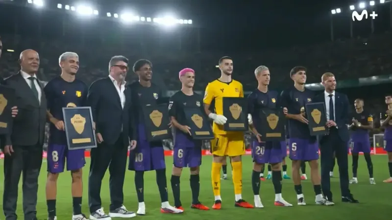 Ovación a los campeones del mundo del Barça en Elche