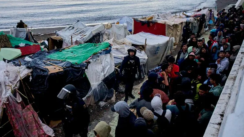 La Policía desaloja el último gran asentamiento de migrantes en Ceuta antes de la visita de los reyes