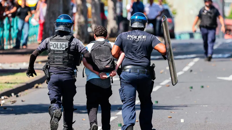 Casi 8 mil detenidos en Francia, el 85% son menores