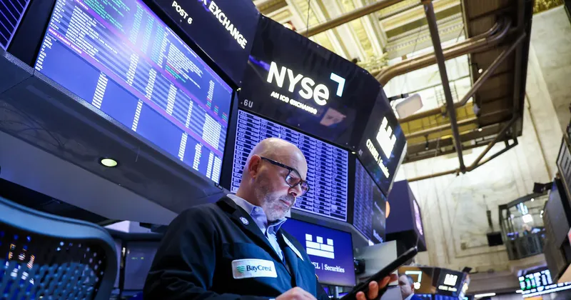 Wall Street cae en medio del alivio inflacionario y nuevas tensiones con Irán