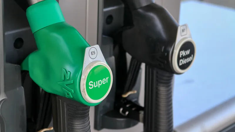 En plena operación salida, llenar el depósito de gasolina o diésel va a costar más de 90 euros