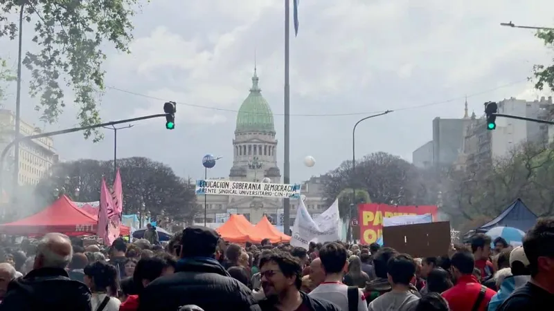 Comunidad universitaria marcha en Argentina en defensa de la educación pública