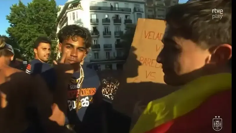 La pancarta que escocerá en Argentina: por un lado la cara de Keyne y el otro... ¡troleo a Paredes!