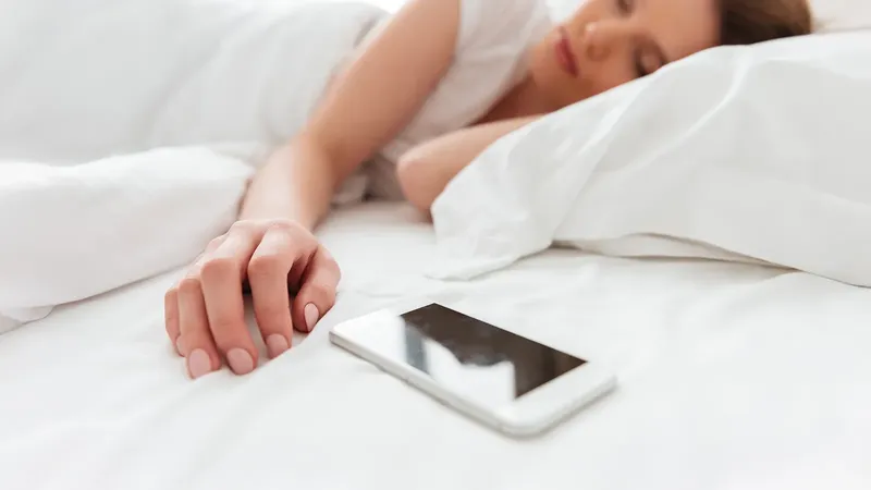 Dormir con el móvil cargando en la mesilla no es el problema que muchos creen: los riesgos que sí importan