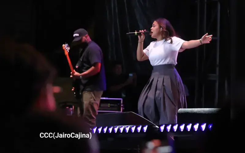Jóvenes alaban a Dios en concierto de avivamiento cristiano con los artistas: Averly Morillo & Cales Louima