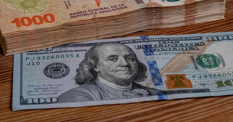 Precios de bonos sugieren dinámica alcista para el dólar en Argentina pese a intervención oficial
