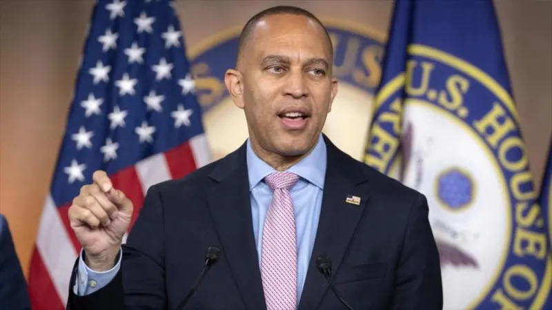 Jeffries: La “guerra de elección” de Trump contra Irán es “un desastre”