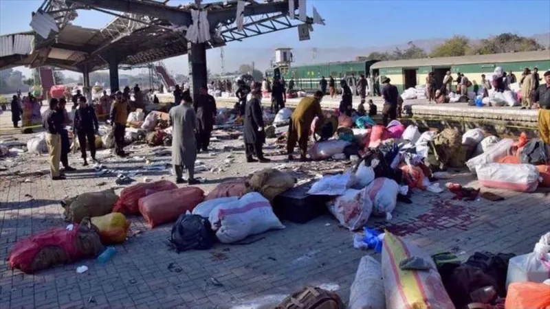 24 muertos en atentado terrorista en una estación de tren en Pakistán
