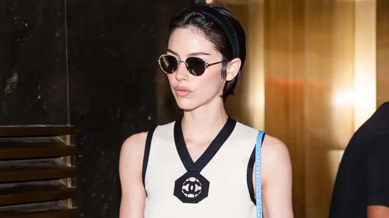 Gracie Abrams evoca la elegancia y el estilo de Coco Chanel en un conjunto vibrante