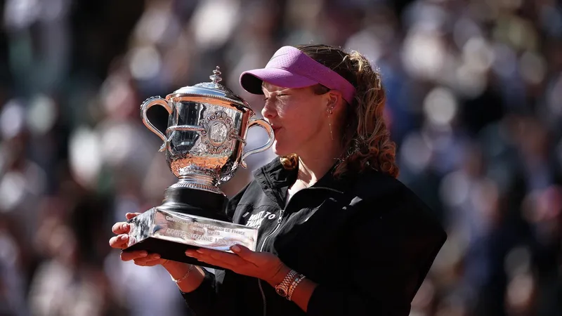 "No puedo creer que tenga este trofeo": Tenista rusa gana Roland Garros