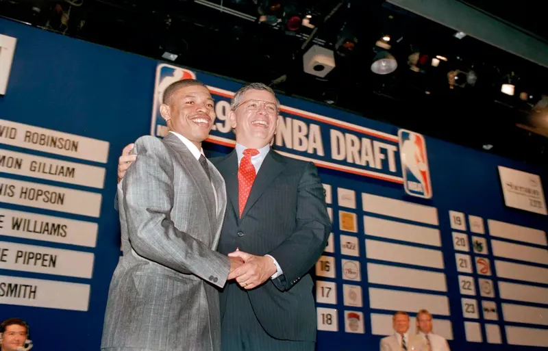 Charlotte Hornets anuncian retiro del dorsal del jugador más bajo en la historia de la NBA