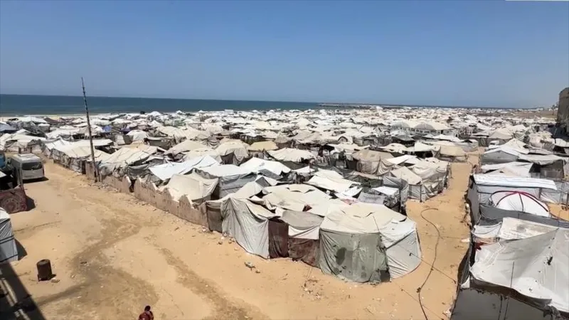 Desplazados en Gaza, entre el calor extremo y la amenaza del invierno