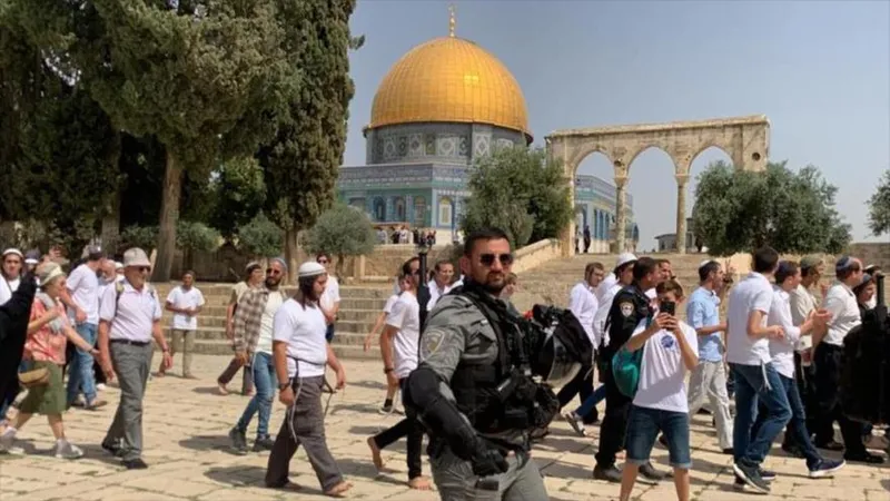 Cientos de colonos, junto a fuezas israelíes, asaltan la Mezquita Al-Aqsa