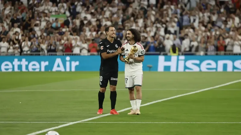 Homenaje del Bernabéu a Cucurella y Oyarzabal