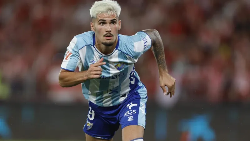 El Málaga se impone en Almería y regresa a Primera