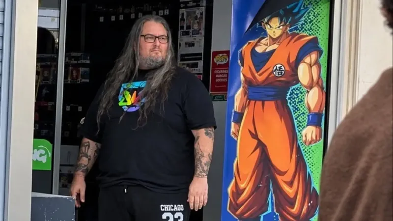 Comparan al encargado de esta tienda de videojuegos vandalizada tras las revueltas en Francia con Goku, y los jugadores recaudan dinero para ayudarle con las pérdidas millonarias