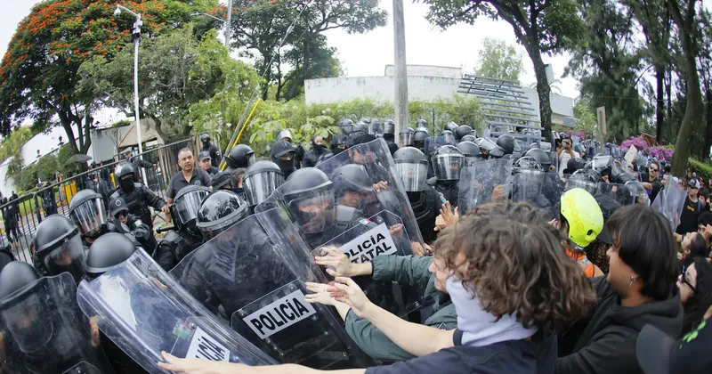 Miles de personas protestan por la calidad del agua en la ciudad mundialista de Guadalajara