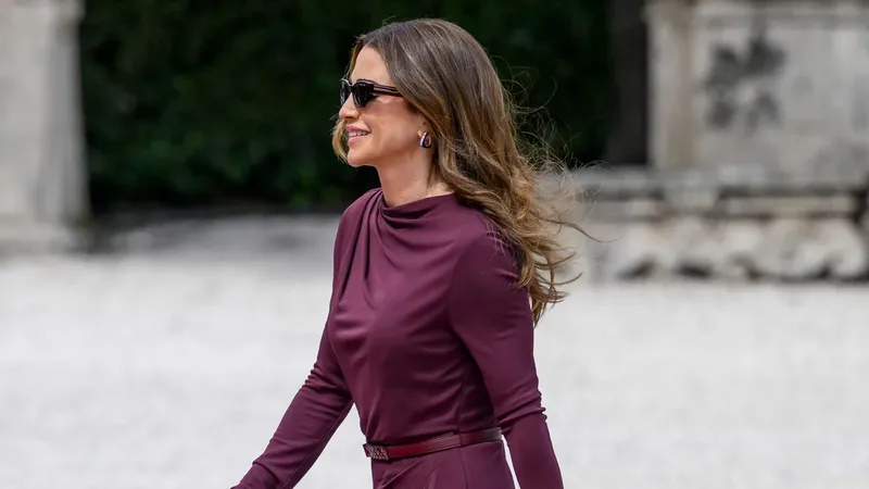 Rania de Jordania tiene el vestido de invitada de boda más elegante para otoño/invierno 2026