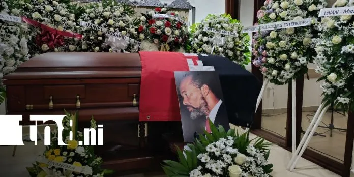 Rinden homenaje póstumo al poeta y cantor David McField Richards