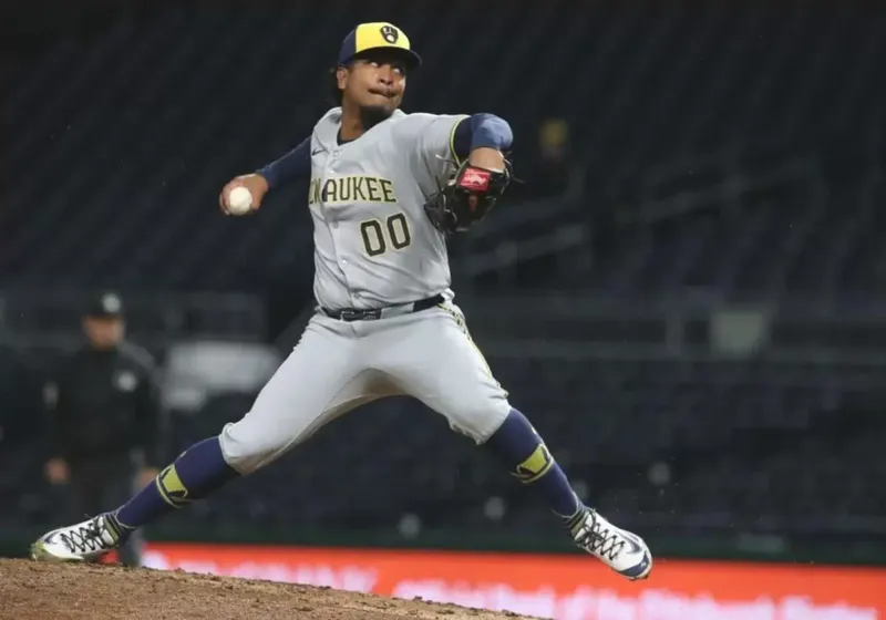 Carlos Rodríguez casi fuera de los Cerveceros de Milwaukee