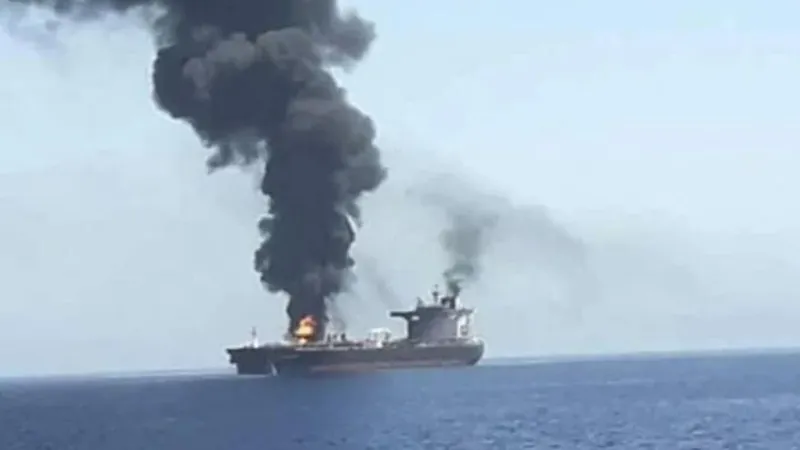 EEUU ataca con cuatro misiles un petrolero iraní en la isla de Jark